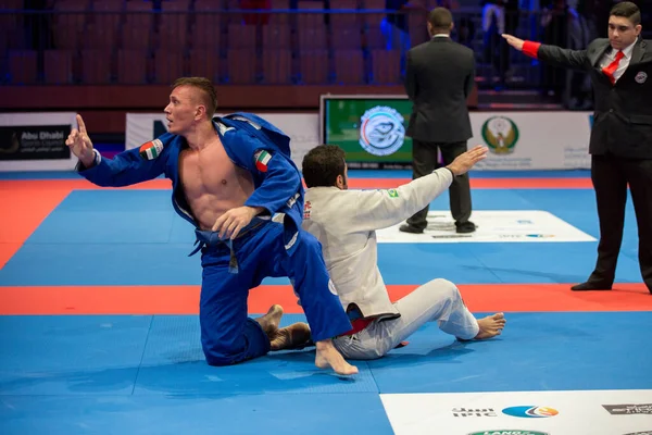 ABU DHABI, UAE - 19 Nisan 2016: ABU DHABI World PROFESSIAL JIU-JITSU CHAMPIONSIP 2016, IPIC ARENA. Dövüş bitti. Kazanan ve kaybeden.