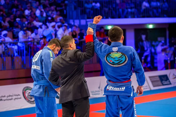 ABU DHABI, UAE - 19 Nisan 2016: ABU DHABI World PROFESSIAL JIU-JITSU CHAMPIONSIP 2016, IPIC ARENA. Hakem erkek kazananı anons ediyor. Arka plan.