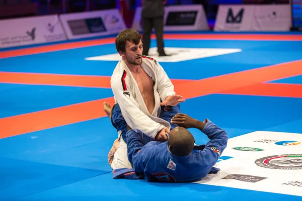 ABU DHABI, UAE - 19 Nisan 2016: ABU DHABI World PROFESSIAL JIU-JITSU CHAMPIONSIP 2016, IPIC ARENA. Minderde dövüşçüler.