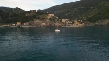 Monterosso 'nun geniş hava manzarası - İtalya' nın popüler turistik kasabası.