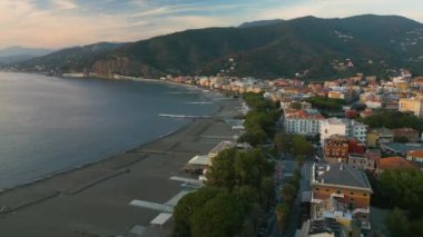 Sestri Levante plajlarının hava manzarası. Güneşin altında dinlenmek için uzun bir sahil var..