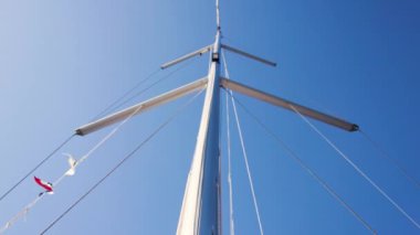 Direğin altından bir manzara. Fransa bayrağı yelkenli gemi direğinde. Ayrıca haç ve kefen de görüyoruz..