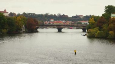 Prag 'daki Vltava nehri ve köprüsü manzarası.