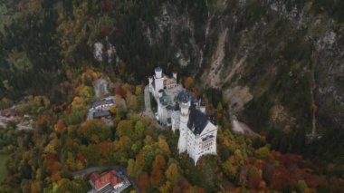 Almanya, Bavyera 'daki Neuschwanstein Kalesi' ne doğru eğik uçuş. Kalenin çatısını görüyoruz..