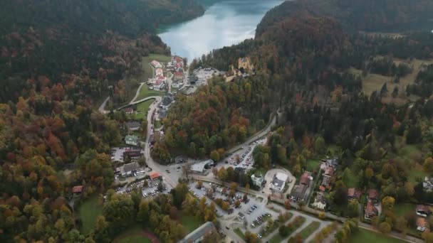 Dron Powietrzny Widokiem Zamek Hohenschwangau Jezioro Alpsee Niemczech — Wideo stockowe