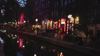 İnsanlar Hollanda, Amsterdam 'da Kırmızı Işık Sokağı boyunca yürüyor..