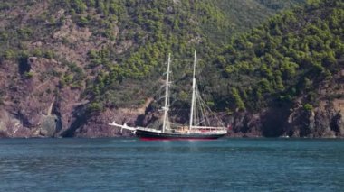 Brigantine Italia. İtalyan Donanması için denizde aktif bir yelkenli eğitim gemisi. İki direği var. Yüksek kalite 4k görüntü.