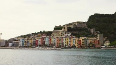 Porto Venere 'deki tarihi şato manzarası ve denizden renkli binalar. Ben Liguria, İtalya 'dan Riviera di Levante..