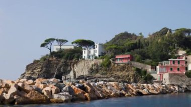 Liguria, İtalya 'da Sestri Levante yakınlarında yelkenli yelkenlisi var. Yüksek kalite 4k görüntü.