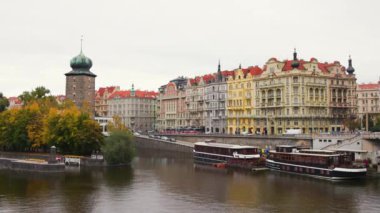 Prag 'daki mimari manzarası. Binalar, Vltava Nehri ve şehir trafiği görüyoruz..