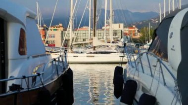 İtalya, Liguria 'da Porto di Lavagna' da yat manzarası.