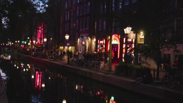 Люди Ходят Улице Red Light Street Wallen Амстердаме Нидерланды — стоковое видео