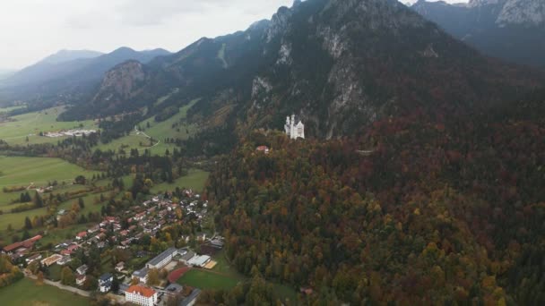 德国巴伐利亚Neuschwanstein城堡地区广阔的全景空中秋季景观 — 图库视频影像