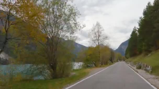 在奥地利的Plansee湖附近开车 山脉和湖泊都在拍摄中 — 图库视频影像