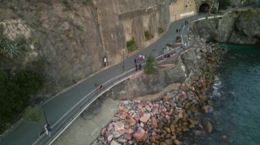 Monterosso, İtalya 'daki setin manzarası. İnsanlar yürüyor ve geziyor..