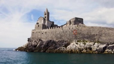 Ünlü tarihi Aziz Peter Chiesa di San Pietro Kilisesi Porto Venere, Liguria, İtalya 'da kayalık bir noktada. Yüksek kaliteli 4K görüntüler denizden yapılmış..