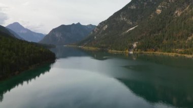 Plansee 'nin havadan görünüşü - Tyrol, Avusturya' daki ünlüler gölü. Avusturya Alplerinde yatıyor..