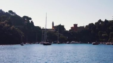 Cinque Terre 'nin bir parçası olan Portofino' ya giriyoruz. Yüksek kalite 4k görüntü