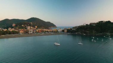 Sestri Levante 'nin hava aracı görüntüsü. Sestri Levante, Ligurian Riviera 'da Cenova ile La Spezia arasında kalan güzel bir kasabadır. Popüler bir tatil yeri..