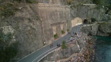 Monterosso, Liguria, İtalya 'daki yürüyen insanların hava görüntülerini yükseltin.