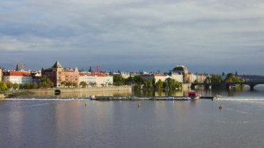 Prag 'daki tarihi mimariyle duvar manzarası inanılmaz. Yüksek kalite 4k görüntü.