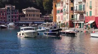 Yat Portofino 'nun içinde. Bu kasaba küçük limanı etrafında toplanmış ve kıyıya doğru uzanan renkli boyanmış binalarıyla tanınıyor..