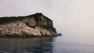 İtalya 'da günbatımında ağaçları olan büyük bir kaya..