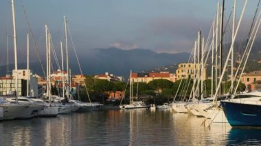 Günbatımı modern marina Porto di Lavagna Liguria, İtalya.