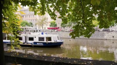 İnsanları rahatlatan gemi Prag 'daki Vltava nehri boyunca ilerliyor..