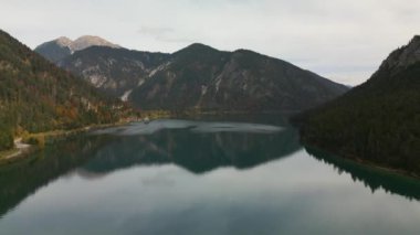 Avusturya Apls Dağları 'ndaki Plansee Gölü' nün sonbaharda havadan görünüşü, su yansımaları. Avrupa Alpleri. Ünlü şehir simgesi, seyahat yeri. Avusturya.