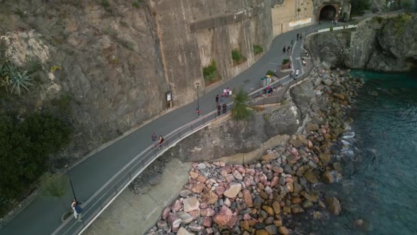 Uitzicht Dijk Monterosso Italië Mensen Lopen Sightseeing — Stockvideo
