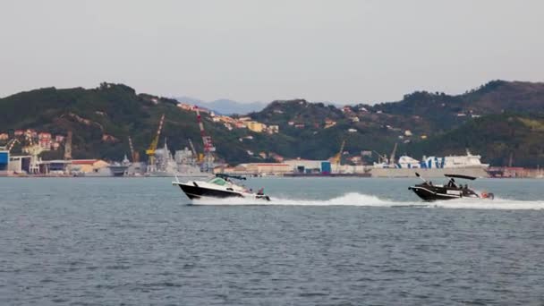 Две Моторные Лодки Бросаются Лигурийское Море — стоковое видео