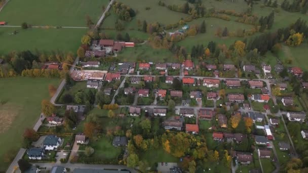 Volo Aereo Drone Sopra Piccolo Villaggio Case Vicino Castello Neuschwanstein — Video Stock