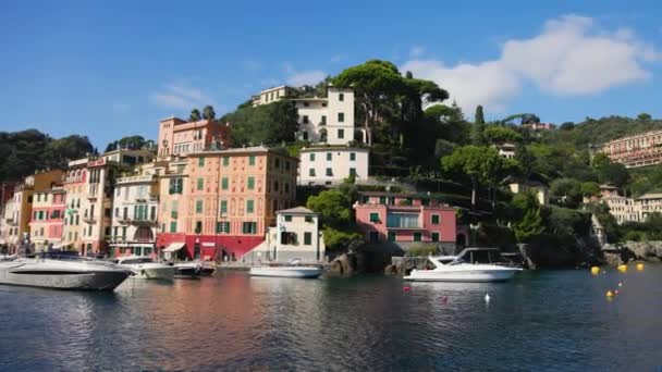 Das Boot Fährt Von Der Stadt Portofino Der Nähe Von — Stockvideo