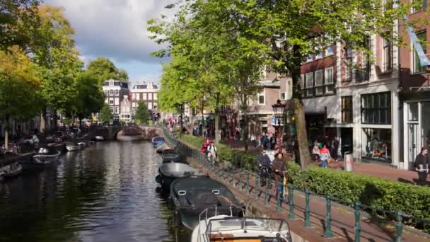 Вид Канал Туристами Амстердамі Нідерланди Вулицях Човнах Багато Велосипедів — стокове відео