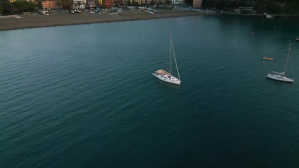 Flygdrönare Syn Vit Segelbåt Förankrad Sestri Levante Det Populär Semester — Stockvideo