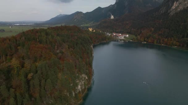 Penerbangan Pesawat Atas Danau Aplsee Dengan Pemandangan Istana Neuschwanstein — Stok Video