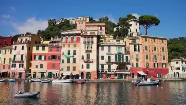 Båten Seglar Portofino Många Färgglatt Målade Byggnader Som Kantar Stranden — Stockvideo
