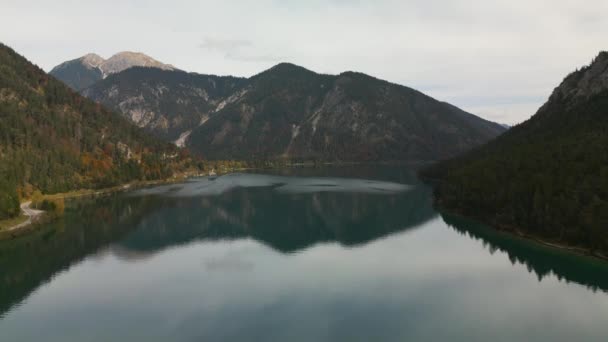 Luftaufnahme Vom Plansee Den Österreichischen Alpen Herbst Wasserspiegelungen Europäische Alpen — Stockvideo