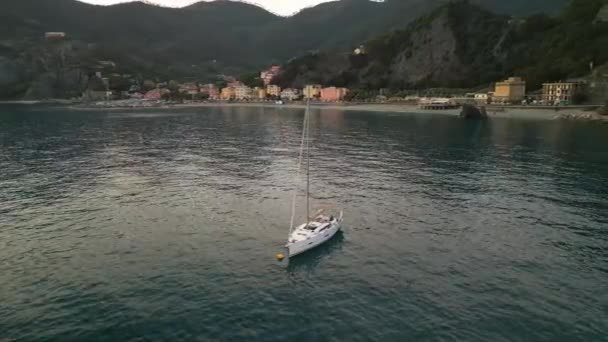 Met Klok Mee Boven Een Jacht Een Boei Jachtzeilen Italië — Stockvideo