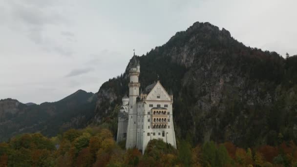 Μια Εναέρια Πτήση Drone Πετούν Δίπλα Στο Neuschwanstein Κάστρο Στη — Αρχείο Βίντεο