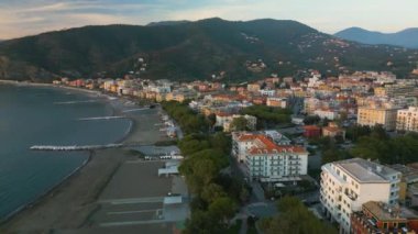 Sestri Levante kasabasının ve İtalyan mimarisinin insansız hava aracı görüntüsü. Bu yerin çeyrekliklerini görüyoruz..