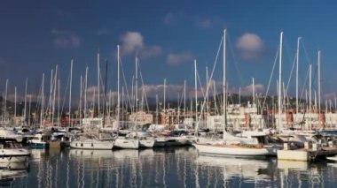 Porto di Lavagna, Liguria, İtalya. Yüzlerce motor ve yelkenli tekne için modern büyük yat marinası..