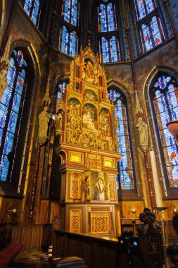 Almanya 'nın Kevelaer kentindeki Aziz Mary Bazilikası' nda çok güzel bir sunak. Dikey fotoğraf.