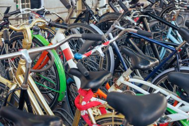 Amsterdam, Hollanda 'da çok bisiklet var..