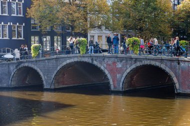 Amsterdam - 02 Ekim 2022 - Amsterdam Köprüsü Turistlerle.