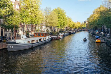Amsterdam - 02 Ekim 2022 - Hollanda, Amsterdam 'daki su kanalı manzarası, köprüden bakış açısı.