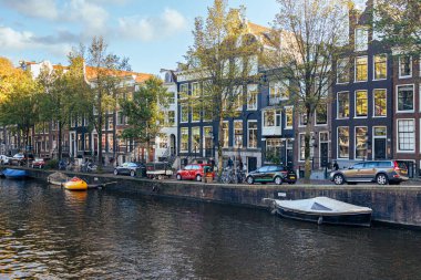 Hollanda, Amsterdam 'ın tarihi kısmı. Su kanalı ve binalar.