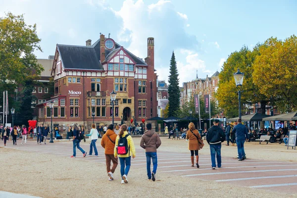 Amsterdam - 02 Ekim 2022 - Amsterdam, Hollanda 'daki ünlü Moco Müzesi' nin önündeki Meydan.