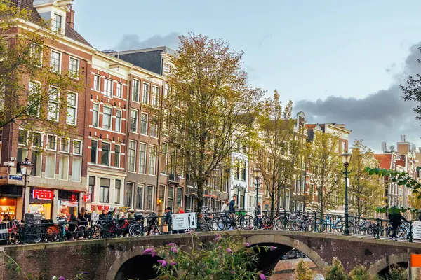 Amsterdam - 02 Ekim 2022 Amsterdam Köprüsü üzerinde turistler. Güzel Hollanda mimarisi.